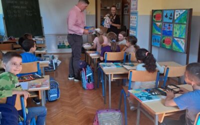 Načelnik i pročelnica razveselili učenike poklonima