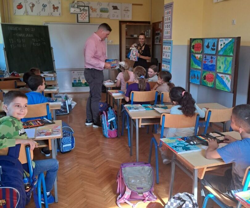 Načelnik i pročelnica razveselili učenike poklonima